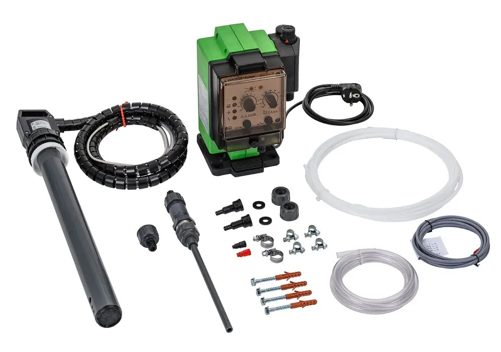 Grünbeck Dosieranlage mit Pumpe, Schläuchen und verschiedenen Anschlüssen. Komponenten zur präzisen Dosierung von Flüssigkeiten in einem kompakten Set.